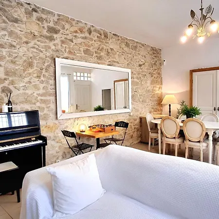 Bel Appartement 2 Chambres Au Calme Centre Arenes *