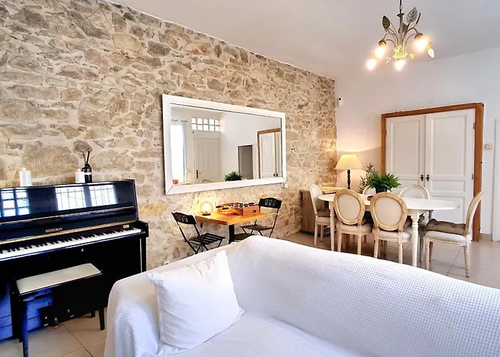 Bel Appartement 2 Chambres Au Calme Centre Arenes *